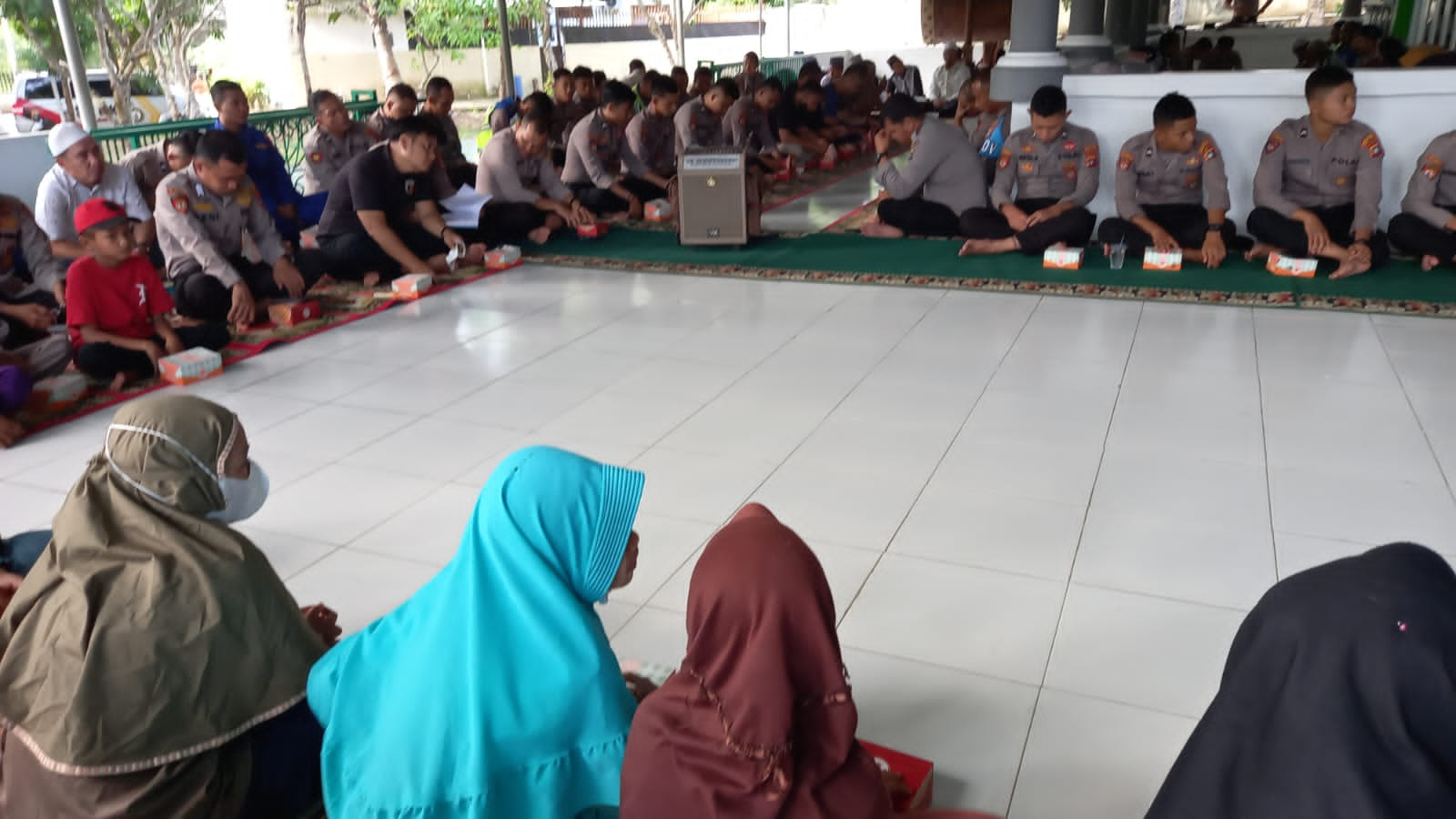 Personel Polres Bangka Selatan mengikuti acara tausiyah agama dalam rangka peringatan 1 Muharram 1444 Hijriah di Masjid Mapolres Bangka Selatan. (Foto: Istimewa) 